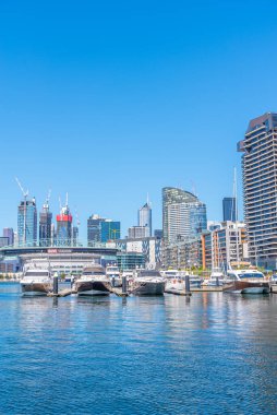 MELBOURNE, AUSTRALYA, 1 HAZİRAN 2020: Melbourne, Avustralya rıhtımlarına demirleyen tekneler