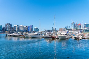 MELBOURNE, AUSTRALYA, 1 HAZİRAN 2020: Melbourne, Avustralya rıhtımlarına demirleyen tekneler
