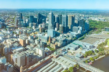 MELBOURNE, AUSTRALYA, 1 HAZİRAN 2020: Melbourne şehir merkezinin Yarra nehrinin arkasındaki hava manzarası, Avustralya