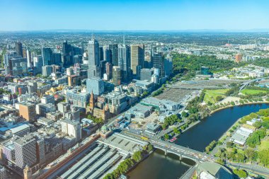 MELBOURNE, AUSTRALYA, 1 HAZİRAN 2020: Melbourne şehir merkezinin Yarra nehrinin arkasındaki hava manzarası, Avustralya