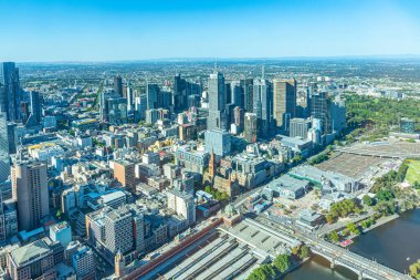 MELBOURNE, AUSTRALYA, 1 HAZİRAN 2020: Melbourne şehir merkezinin Yarra nehrinin arkasındaki hava manzarası, Avustralya