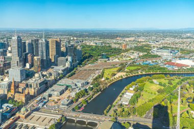 MELBOURNE, AUSTRALYA, JANUARY 1, 2020: Hava manzaralı spor stadyumları ve Melbourne şehir merkezi Yarra nehri, Avustralya