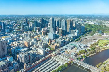 MELBOURNE, AUSTRALYA, 1 HAZİRAN 2020: Melbourne şehir merkezinin Yarra nehrinin arkasındaki hava manzarası, Avustralya