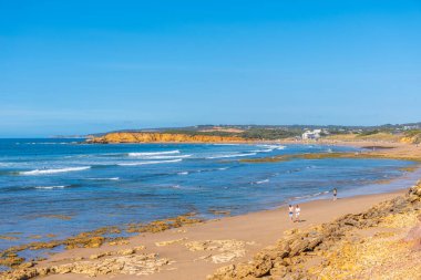 TORQUAY, AUSTRALYA, 2 HAZİRAN 2020: Torquay, Avustralya 'daki bir denizde sörfçüler
