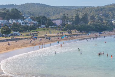 LORNE, AUSTRALYA, 2 HAZİRAN 2020: İnsanlar Lorne, Avustralya 'da güneşli bir günün tadını çıkarıyorlar
