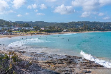 LORNE, AUSTRALYA, 2 HAZİRAN 2020: İnsanlar Lorne, Avustralya 'da güneşli bir günün tadını çıkarıyorlar