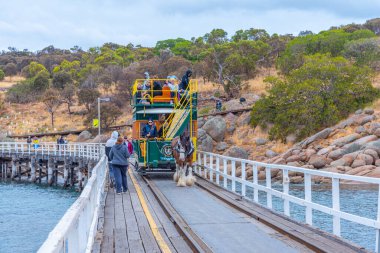 VICTOR HARBOR, AVUSTRALYA, 5 HAZİRAN 2020: Avustralya Victor Limanı 'ndaki ahşap bir geçide at tramvayı çizildi