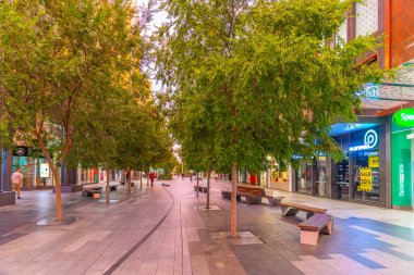 ADELAIDE, AUSTRALYA, 5 HAZİRAN 2020: Adelaide, Avustralya 'nın merkezindeki Rundle AVM sokağının gün batımı görüntüsü
