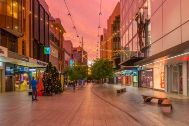 ADELAIDE, AUSTRALYA, 5 HAZİRAN 2020: Adelaide, Avustralya 'nın merkezindeki Rundle AVM sokağının gün batımı görüntüsü