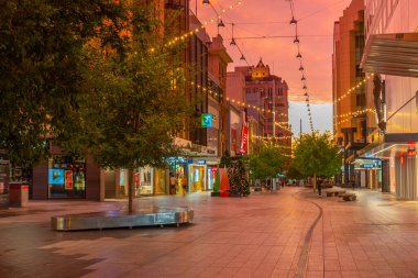 ADELAIDE, AUSTRALYA, 5 HAZİRAN 2020: Adelaide, Avustralya 'nın merkezindeki Rundle AVM sokağının gün batımı görüntüsü