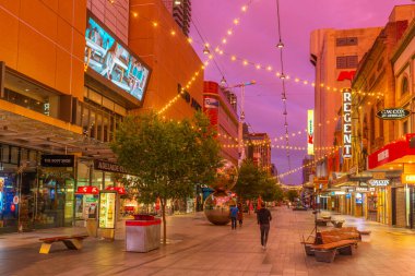 ADELAIDE, AUSTRALYA, 5 HAZİRAN 2020: Adelaide, Avustralya 'nın merkezindeki Rundle AVM sokağının gün batımı görüntüsü