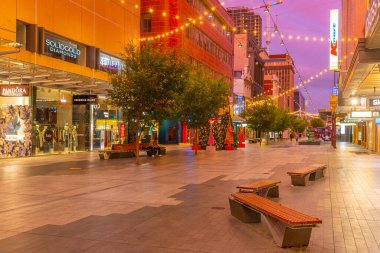 ADELAIDE, AUSTRALYA, 5 HAZİRAN 2020: Adelaide, Avustralya 'nın merkezindeki Rundle AVM sokağının gün batımı görüntüsü