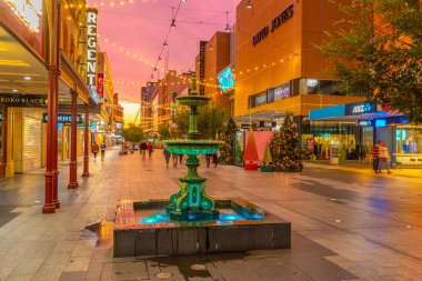 ADELAIDE, AUSTRALYA, 5 HAZİRAN 2020: Adelaide, Avustralya 'nın merkezindeki Rundle AVM sokağının gün batımı görüntüsü