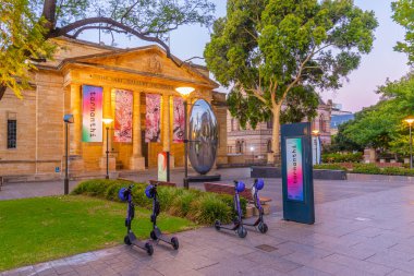 ADELAIDE, AUSTRALYA, 6 HAZİRAN 2020: Adelaide 'deki Güney Avustralya Sanat Galerisinin günbatımı