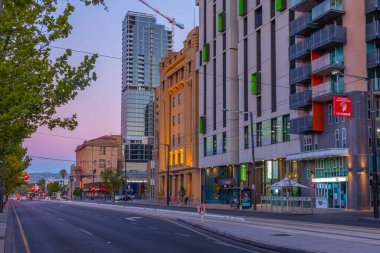 ADELAIDE, AUSTRALYA, 6 HAZİRAN 2020: Adelaide, Avustralya 'nın merkezindeki bir caddenin gün batımı manzarası