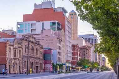 ADELAIDE, AUSTRALYA, 6 HAZİRAN 2020: Adelaide, Avustralya 'nın merkezindeki bir caddenin gün batımı manzarası