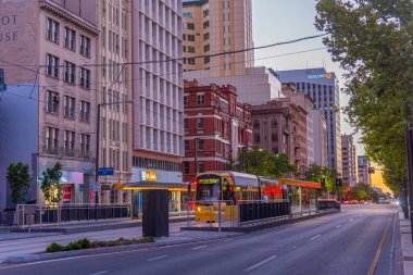 ADELAIDE, AUSTRALYA, 6 HAZİRAN 2020: Adelaide, Avustralya 'nın merkezindeki bir caddenin gün batımı manzarası