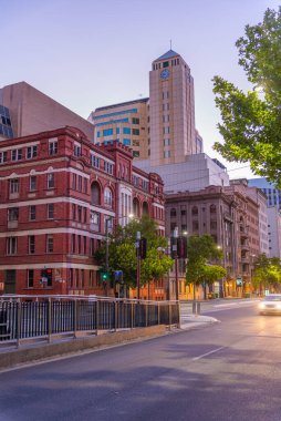 ADELAIDE, AUSTRALYA, 6 HAZİRAN 2020: Adelaide, Avustralya 'nın merkezindeki bir caddenin gün batımı manzarası