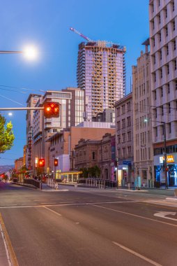 ADELAIDE, AUSTRALYA, 6 HAZİRAN 2020: Adelaide, Avustralya 'nın merkezindeki bir caddenin gün batımı manzarası