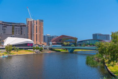 ADELAIDE, AUSTRALYA, 7 HAZİRAN 2020: Avustralya 'da Torrens Riverside' daki Adelaide Kongre Merkezi