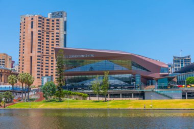 ADELAIDE, AUSTRALYA, 7 HAZİRAN 2020: Avustralya 'da Torrens Riverside' daki Adelaide Kongre Merkezi