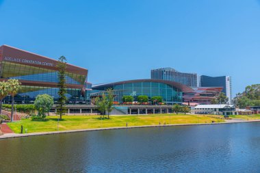 ADELAIDE, AUSTRALYA, 7 HAZİRAN 2020: Avustralya 'da Torrens Riverside' daki Adelaide Kongre Merkezi