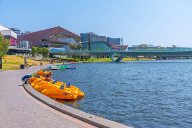 ADELAIDE, AUSTRALYA, 7 HAZİRAN 2020: Avustralya 'da Torrens Riverside' daki Adelaide Kongre Merkezi