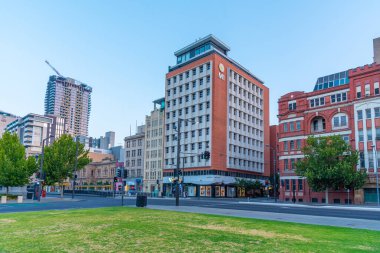 ADELAIDE, AUSTRALYA, 7 HAZİRAN 2020: Adelaide, Avustralya 'nın merkezindeki bir caddenin gün batımı manzarası