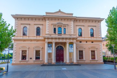 ADELAIDE, AUSTRALYA, 7 HAZİRAN 2020: Avustralya Adelaide 'de SA Yazarlar Kütüphanesi' nin günbatımı