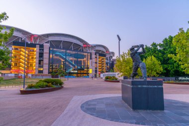 ADELAIDE, AUSTRALYA, 7 Ocak 2020: Avustralya 'daki Adelaide Oval' de bir kriket oyuncusunun heykeli