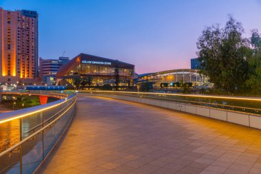 ADELAIDE, AUSTRALYA, 7 HAZİRAN 2020: Avustralya 'da Torrens' in Riverside bölgesindeki Adelaide Kongre Merkezi 'nin günbatımı