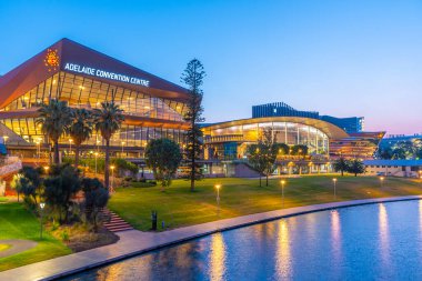 ADELAIDE, AUSTRALYA, 7 HAZİRAN 2020: Avustralya 'da Torrens' in Riverside bölgesindeki Adelaide Kongre Merkezi 'nin günbatımı