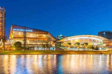 ADELAIDE, AUSTRALYA, 7 HAZİRAN 2020: Avustralya 'da Torrens' in Riverside bölgesindeki Adelaide Kongre Merkezi 'nin günbatımı