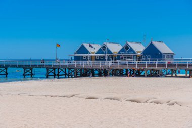 BUSSELTON, AUSTRALYA, 11 Ocak 2020: Avustralya 'daki Busselton iskelesindeki tipik mavi evler