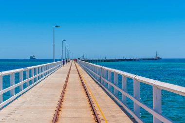 BUSSELTON, AUSTRALYA, 11 HAZİRAN 2020: Avustralya 'daki Busselton iskelesinde insanlar yürüyor