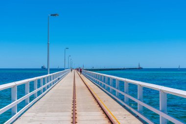 BUSSELTON, AUSTRALYA, 11 HAZİRAN 2020: Avustralya 'daki Busselton iskelesinde insanlar yürüyor