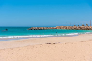 GERALDTON, AUSTRALYA, 12 HAZİRAN 2020: Avustralya Geraldton 'da bir plajı olan şehir manzarası