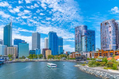 PERTH, AUSTRALYA, 16 HAZİRAN 2020: Perth, Avustralya 'daki Elizabeth rıhtımının Skyline' ı