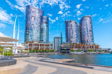PERTH, AUSTRALYA, 16 HAZİRAN 2020: Perth, Avustralya 'daki Elizabeth rıhtımında otel ve ofis binası