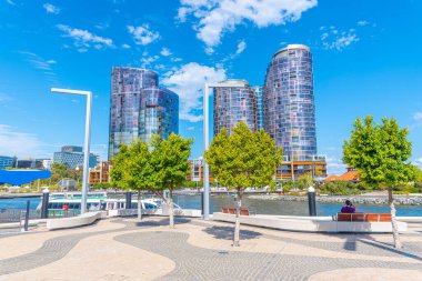 PERTH, AUSTRALYA, 16 HAZİRAN 2020: Perth, Avustralya 'daki Elizabeth rıhtımında otel ve ofis binası