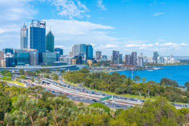 PERTH, AUSTRALIA, 16 HAZİRAN 2020: Kings Park ve Botanik Bahçesinden Perth 'in Skyline' ı, Avustralya
