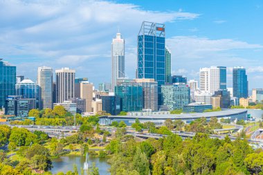 PERTH, AUSTRALIA, 16 HAZİRAN 2020: Kings Park ve Botanik Bahçesinden Perth 'in Skyline' ı, Avustralya