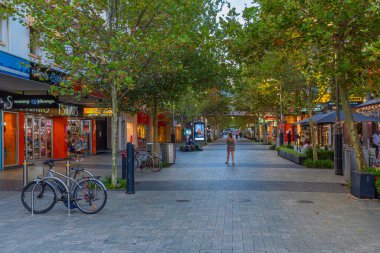 PERTH, AUSTRALYA, 16 HAZİRAN 2020: Perth, Avustralya 'daki Hay Caddesi' nin günbatımı manzarası