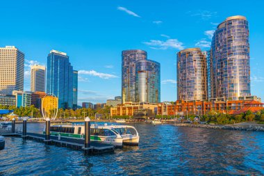 PERTH, AUSTRALYA, 17 HAZİRAN 2020: Perth, Avustralya 'daki Elizabeth rıhtımının Skyline' ı