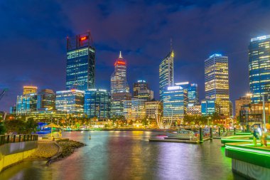 PERTH, AUSTRALYA, 17 HAZİRAN 2020: Perth, Avustralya 'daki Elizabeth rıhtımının gökyüzü manzarası