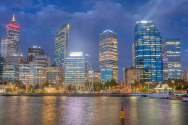 PERTH, AUSTRALYA, 17 HAZİRAN 2020: Perth, Avustralya 'daki Elizabeth rıhtımının gökyüzü manzarası