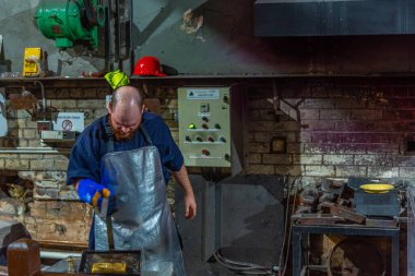 PERTH, AUSTRALYA, 18 HAZİRAN 2020: Avustralya, Perth Nane 'de bir altın bar üretme sürecini gösterme 