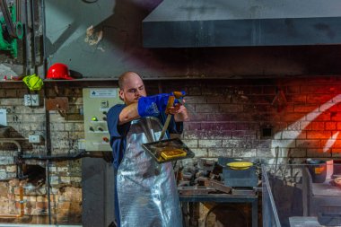 PERTH, AUSTRALYA, 18 HAZİRAN 2020: Avustralya, Perth Nane 'de bir altın bar üretme sürecini gösterme 