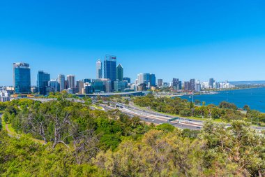 PERTH, AUSTRALIA, HAZİRAN 18, 2020: Perth 'in Skyline' ı Kings Park ve Botanik Bahçesinden izlendi, Avustralya