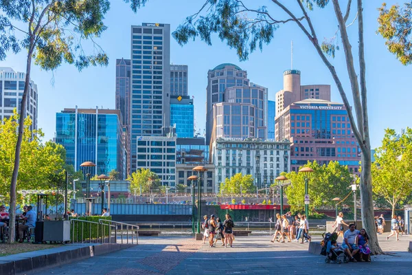 Melbourne Australia January 2020 People Strolling Waterfront Yarra River Melbourne — Stock Photo, Image